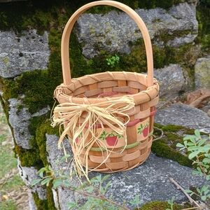 Small woven wood slat basket with handle and apple pattern, country core